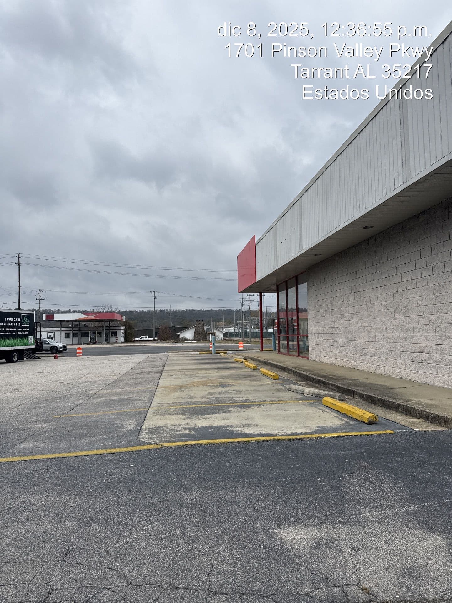 Gallery photos for Year-Round Lawn Care for Local Businesses: Image #4