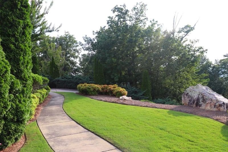 Gallery photos for Stunning Symmetrical Landscape Maintenance: Image #2